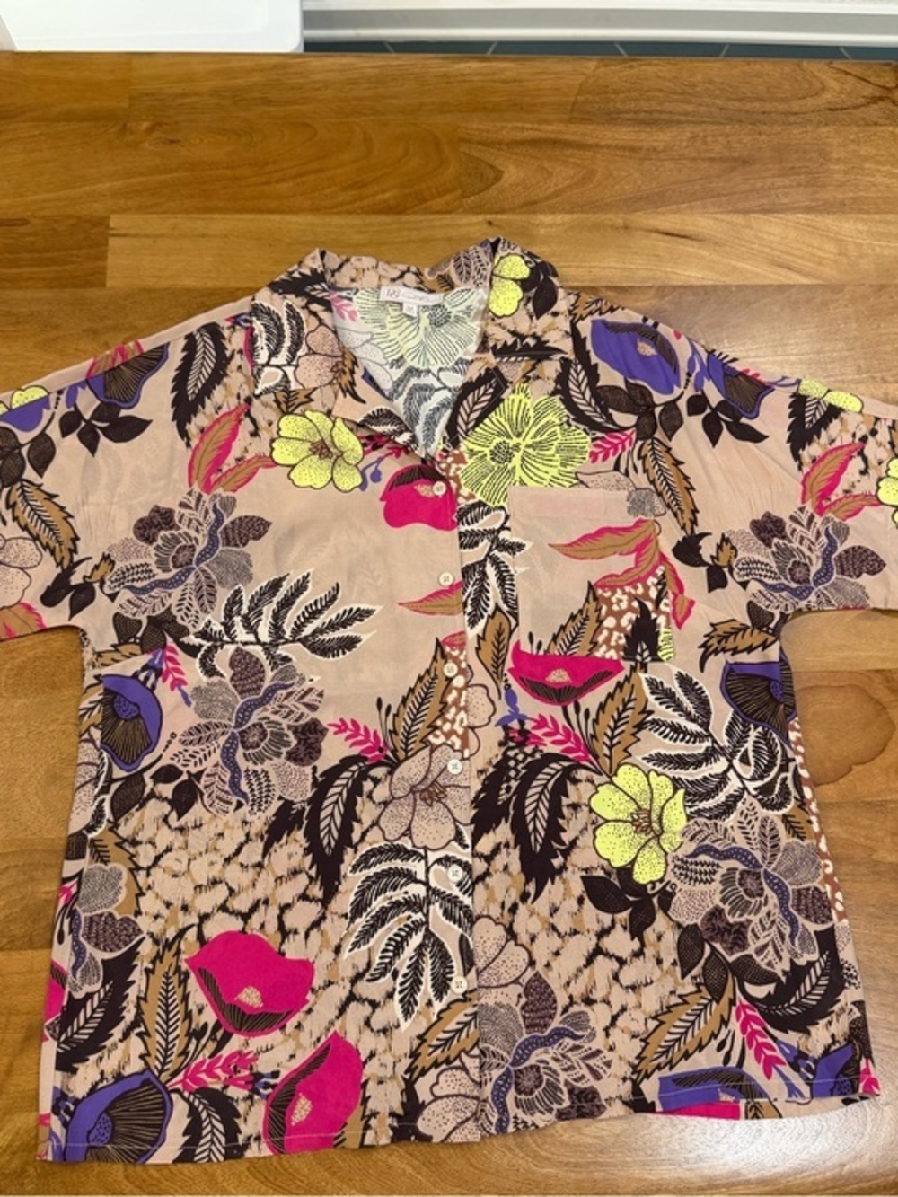 DG2 by Diane Gilman Tropical Print Silk Blend Button-Up Top Size Medium NWOT
